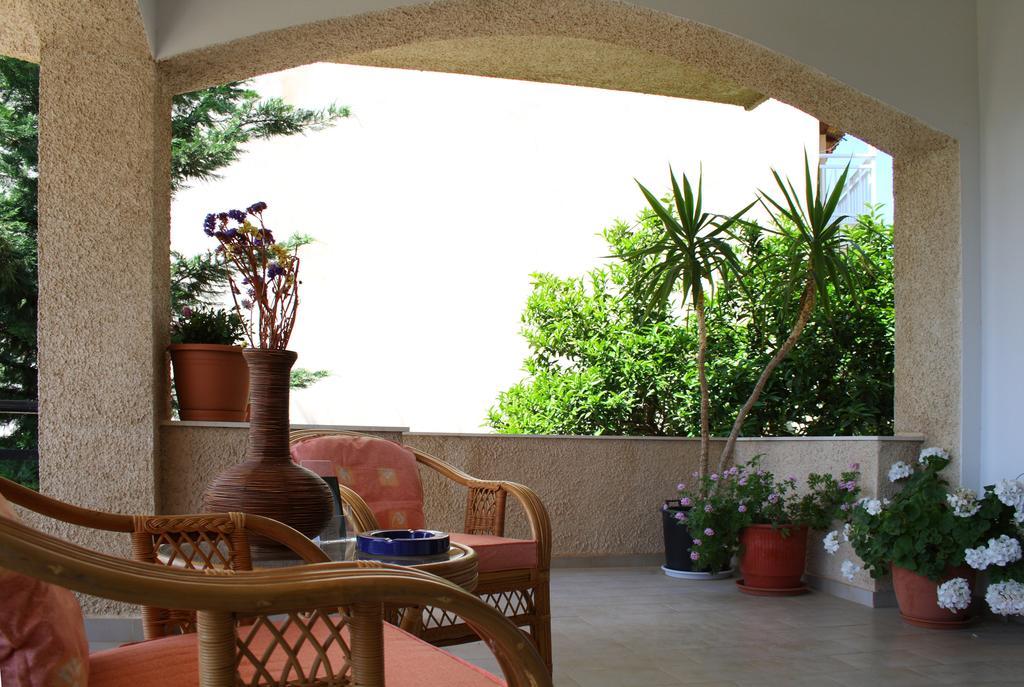 Villa Yiotevi Poros Town ภายนอก รูปภาพ