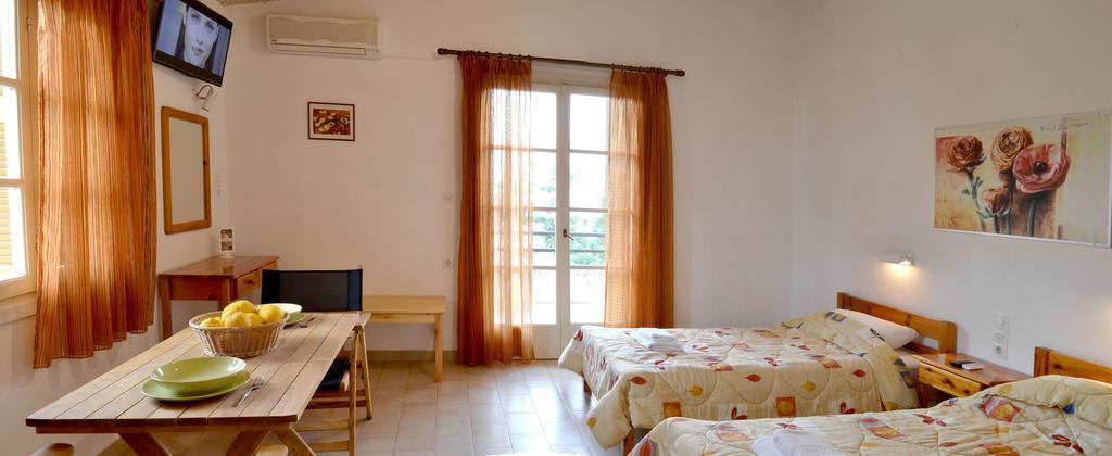 Villa Yiotevi Poros Town ภายนอก รูปภาพ