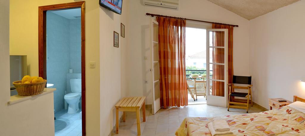 Villa Yiotevi Poros Town ภายนอก รูปภาพ