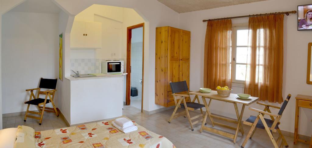 Villa Yiotevi Poros Town ภายนอก รูปภาพ