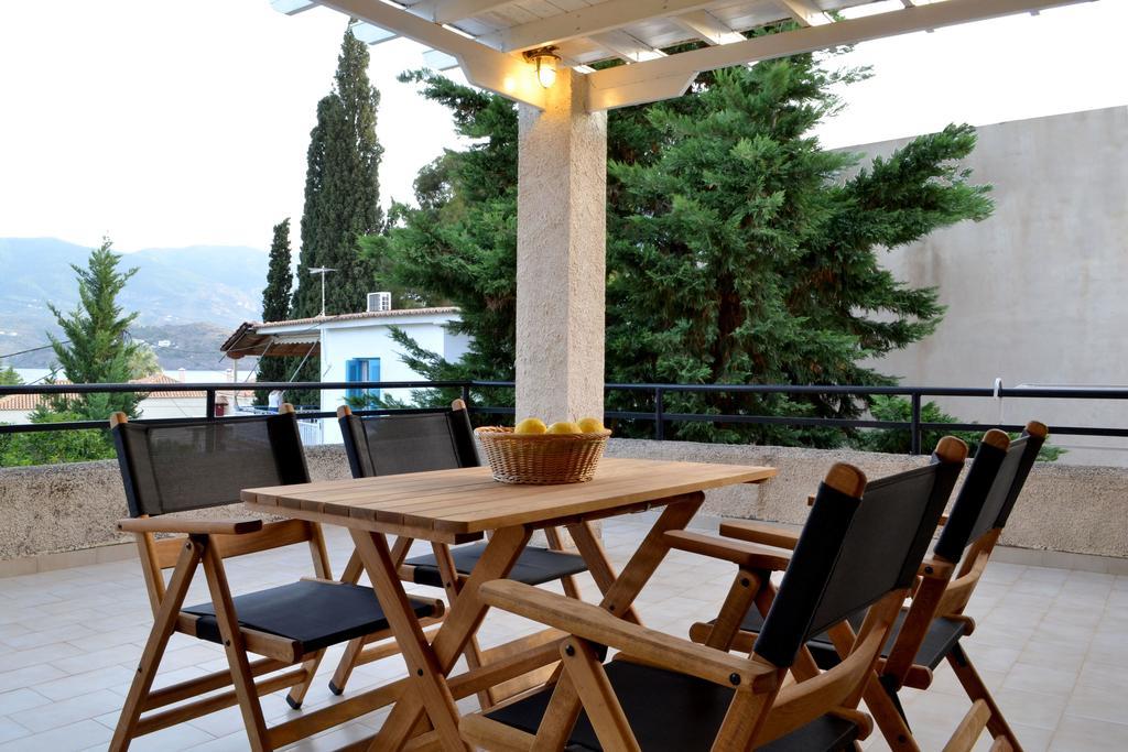 Villa Yiotevi Poros Town ภายนอก รูปภาพ